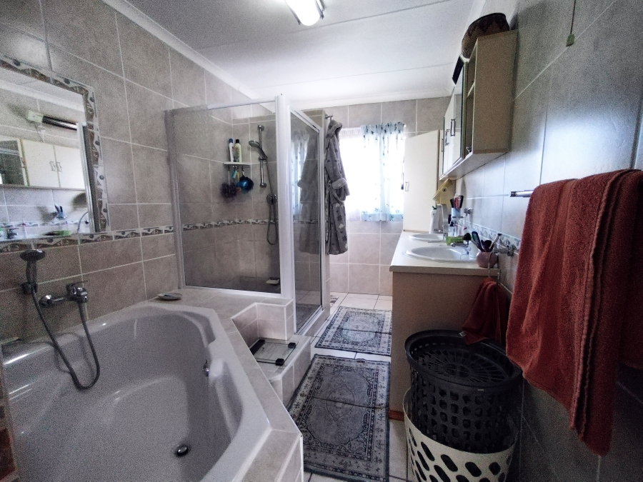 4 Bedroom Property for Sale in Fraaiuitsig Western Cape